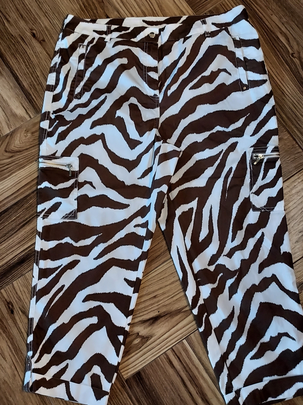 Brown & White Zebra-Print Cargo Capri So Slimming Pants.  Chico's(2.5) Size 14.